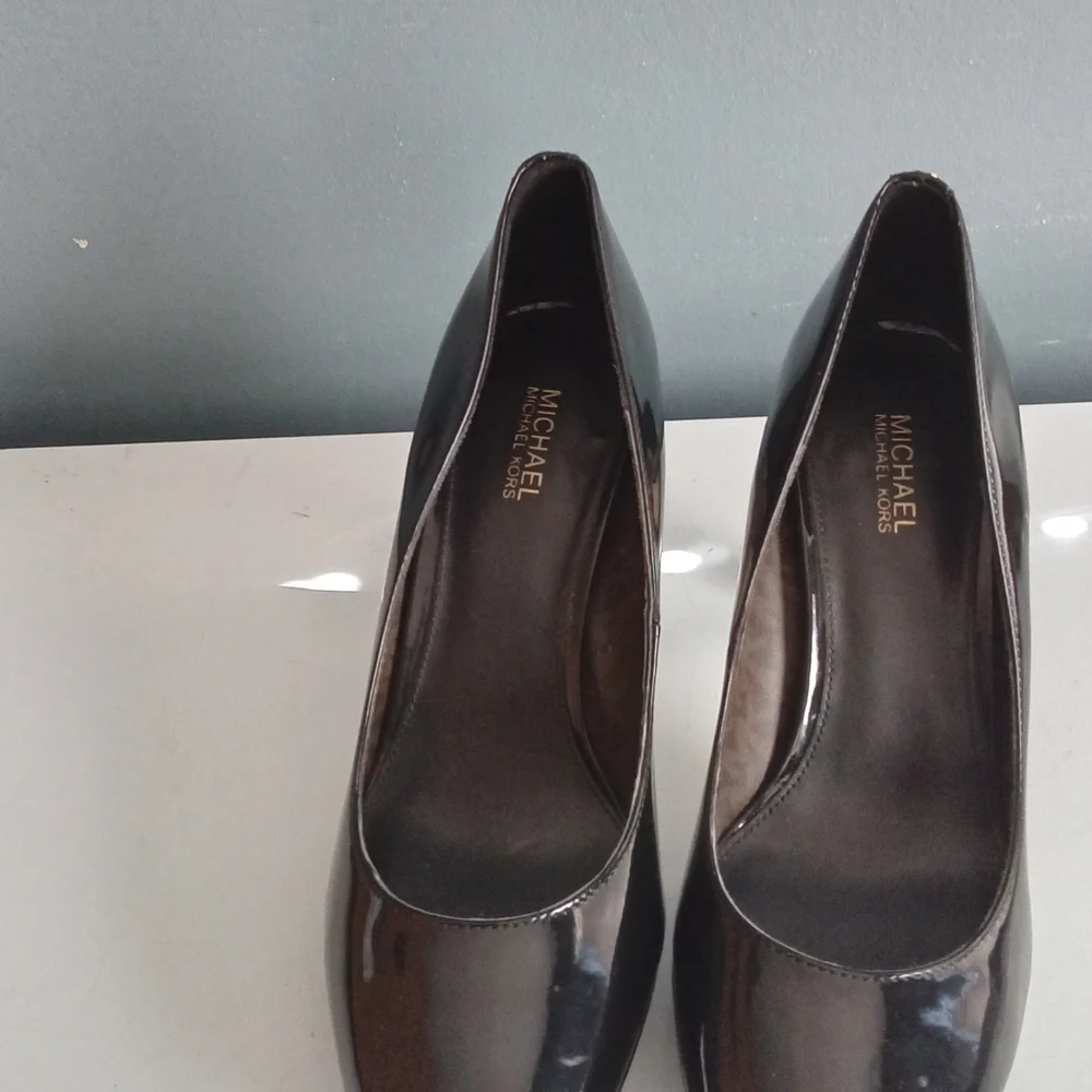 Michael Kors Black Patent Leather Platform Pump Round Toe Gold MK Logo Heel 8.5M